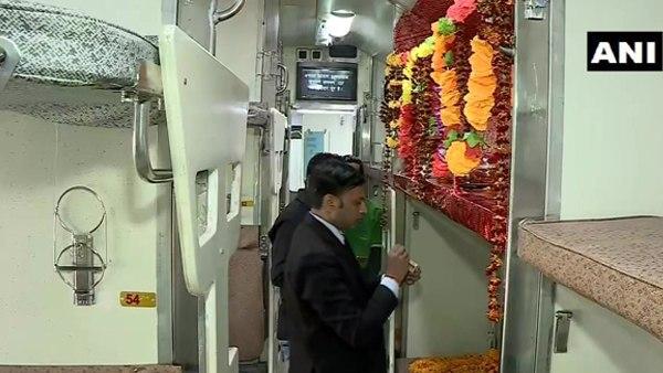 थर्ड AC के कोच नंबर B-5 का सीट नंबर 64 भोले बाबा के नाम