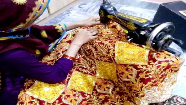 प्रमिला बाई तैयार कर रही बाबा श्याम की पगड़ी