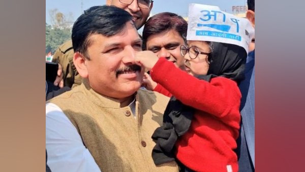 केजरीवाल ने तीसरी बार मुख्यमंत्री के तौर पर ली शपथ