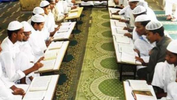 कितने मदरसे और संस्कृत स्कूल हैं?