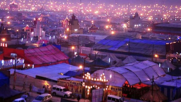 प्रसाद देने अंदर बुलाया