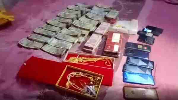 Mahoba: Cyber Crime team of Gujarat Police raid the house of cyber thugs Mahoba: Cyber Crime team of Gujarat Police raid the house of cyber thugs