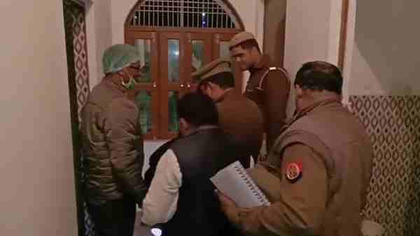 बाथरूम के अंदर रोती हुई मिली