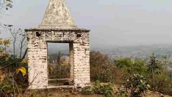 सोन पहाड़ी पर आदिवासियों के कुलदेवता का है मंदिर