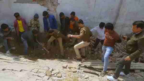 9 laborers trapped in Meerut due to factory roof fall 9 laborers trapped in Meerut due to factory roof fall