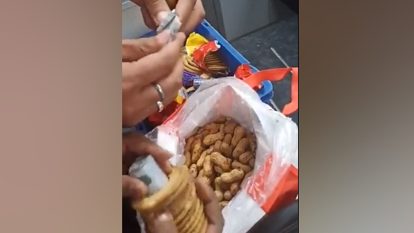 बिस्किट और मिठाई में भी छिपाए थे नोट