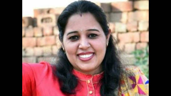देर रात फोन पर बात करने को लेकर BJP नेता के चरित्र पर करता था शक, पति ने गोली मारकर की हत्या देर रात फोन पर बात करने को लेकर BJP नेता के चरित्र पर करता था शक, पति ने गोली मारकर की हत्या