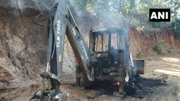 Naxals burnt 7 vehicles in Chhattisgarh, incident near Jharkhand border Naxals burnt 7 vehicles in Chhattisgarh, incident near Jharkhand border