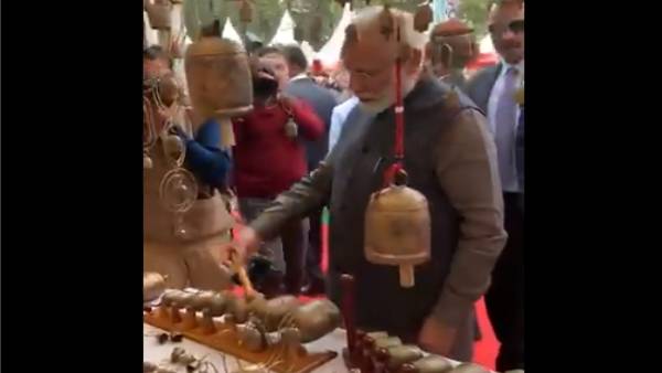 After eating litti-chokha at Hunar Haat, PM Modi also played the melody of music on this instrument After eating litti-chokha at Hunar Haat, PM Modi also played the melody of music on this instrument