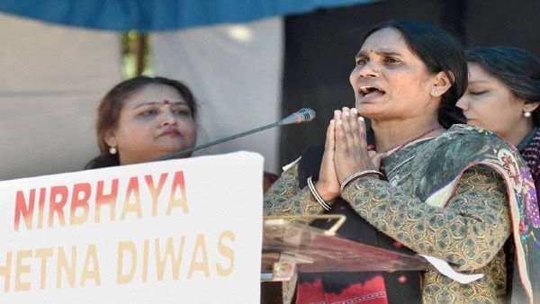 निर्भया की मां ने कहा, सरकार को दोषियों को फांसी देनी ही होगी