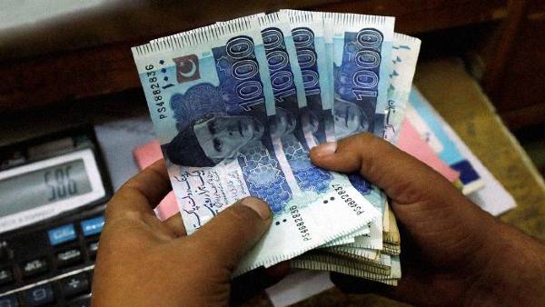 मौजूदा दौर में एक डॉलर की कीमत 145 पाकिस्तानी रुपए के बराबर है