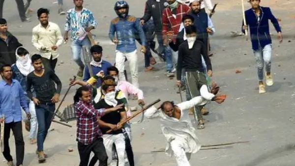 पहचान पत्र की जांच कर रहे थे उपद्रवी