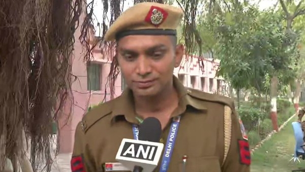 डंडा उठाकर उसे डराने की कोशिश की