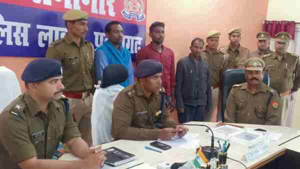 पिता और दो चाचाओं को पुलिस ने किया गिरफ्तार
