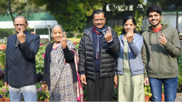 पुलकित केजरीवाल ने सिविल लाइंस इलाके में डाला वोट