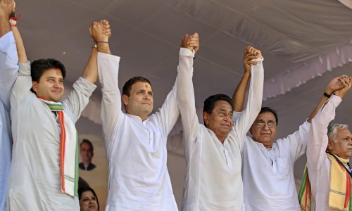 तीन हिस्सों में बट चुकी है कांग्रेस
