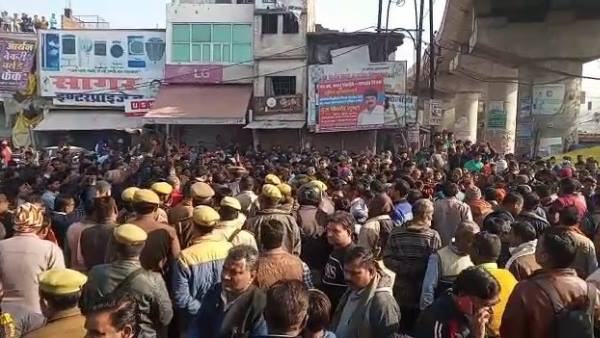 लोगों ने किया प्रदर्शन