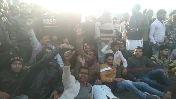 युवती की अधजली लाश मिली थी, हाथ-पैर बंधे थे