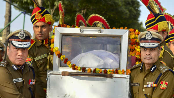 बाएं कंधे पर लगी गोली, दाएं से निकाली गई