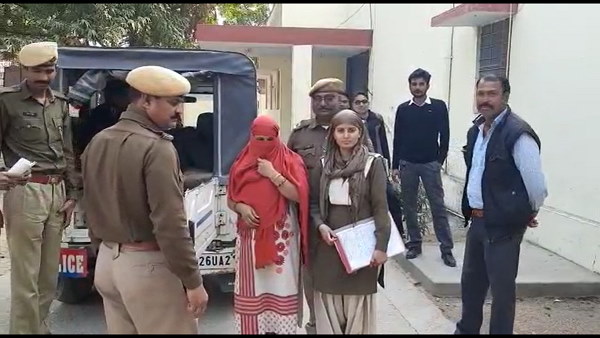 अकेले में घर से सामान चुराकर भाग निकली
