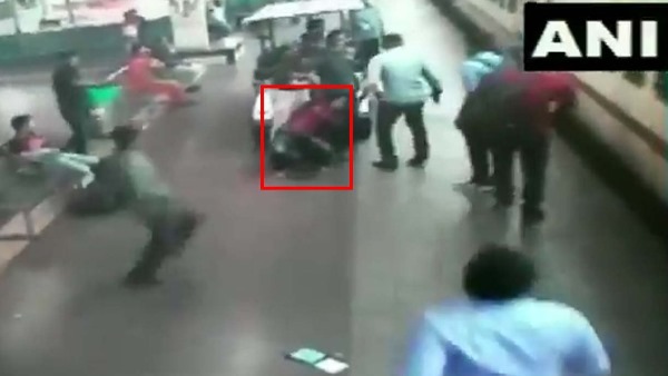 चलती ट्रेन में चढ़ने की कोशिश कर रही थी महिला