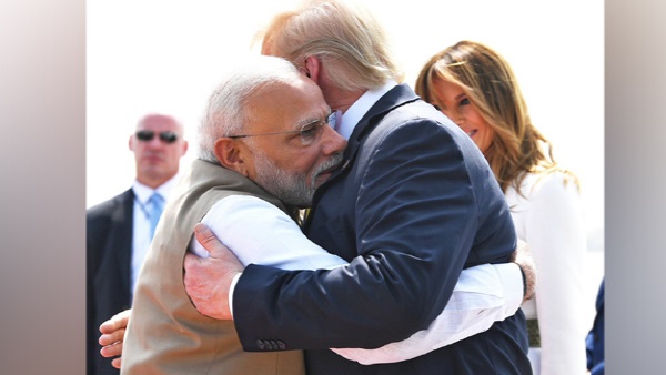 मोदी ने ट्रंप को एयरपोर्ट पर एक 'टाइट हग' किया