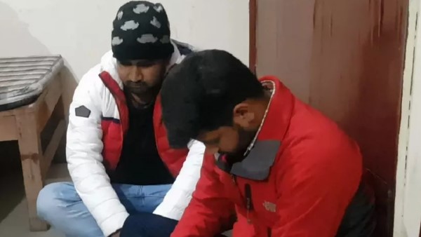 रिसेप्शन पर पैसे देकर केबिन में गए थे ग्राहक