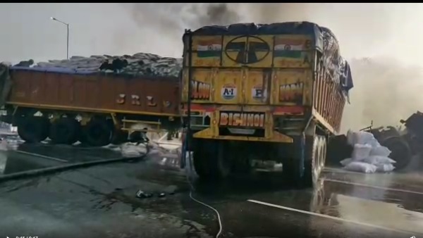 आस-पास के लोगों ने बुझाई आग