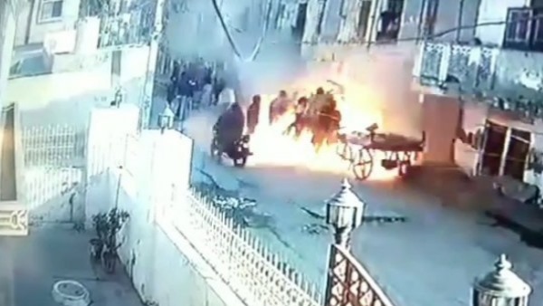 बाहर खड़े लोग भी आए चपेट में