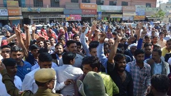हत्या कर शव कुएं में डालने का आरोप