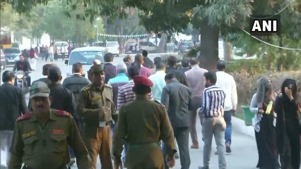 Crime branch team of Delhi Police probing Jamia violence case has reached the University campus Crime branch team of Delhi Police probing Jamia violence case has reached the University campus