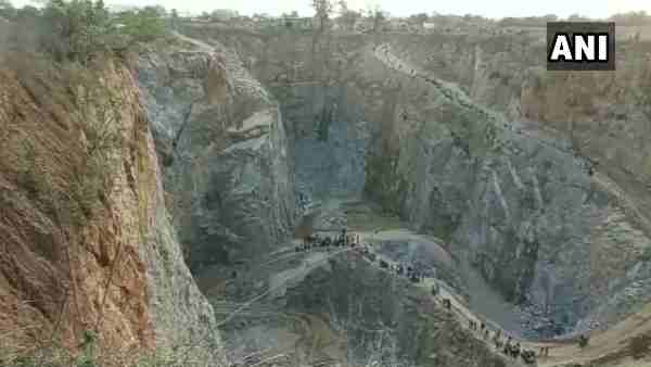 labour body found in sonbhadra stone mine accident in Markundi area labour body found in sonbhadra stone mine accident in Markundi area