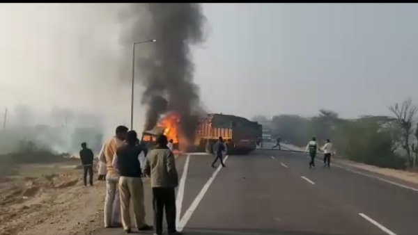 पंजाब-गुजरात जा रहे थे ट्रक