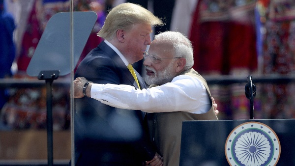 भाषण खत्म किया तो एक बार वे फिर गले मिले