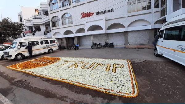16 हजार गमलों में लगाए गए फूल