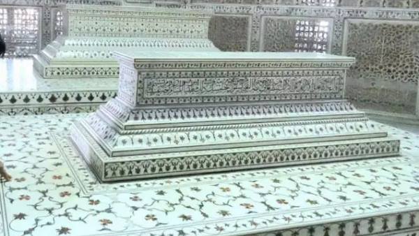 389 साल में ऐसा पहली बार साफ की गई कब्र
