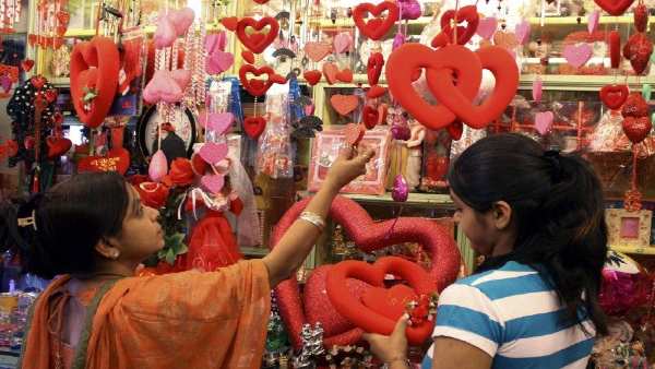 आधुनिक जीवन शैली में युवाओं की इश्क से जुड़ी प्राथमिकताएं बदलीं