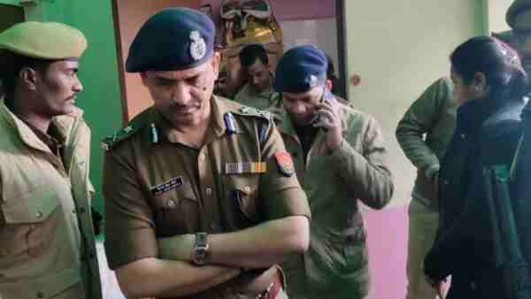 चेतन का घर खोजते हुए पहुंची पुलिस
