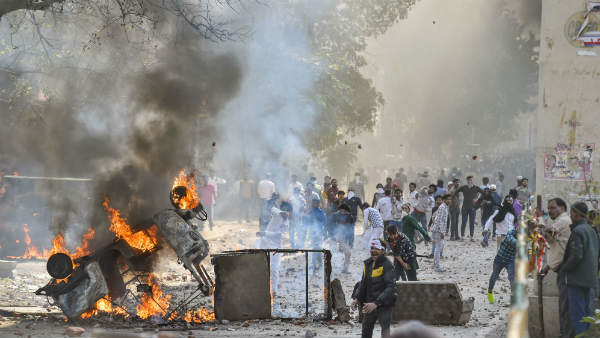 दिल्ली में नहीं थम रहा हिंसा का दौर, उपद्रवियों ने फूंक दी दमकल की गाड़ी, 3 फायरमैन जख्मी दिल्ली में नहीं थम रहा हिंसा का दौर, उपद्रवियों ने फूंक दी दमकल की गाड़ी, 3 फायरमैन जख्मी