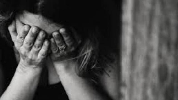 25 साल छोटी महिला को पीछे पड़ा था