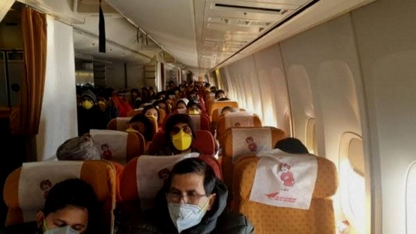 पाकिस्तान सरकार को गालियां दे रहे पाक नागरिक