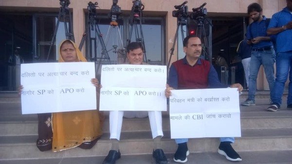 ज्ञापन की प्रति फाड़कर तहसीलदार को थमाया