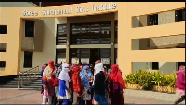 पीरियड्स की स्थिति में छात्राओं को किया अलग