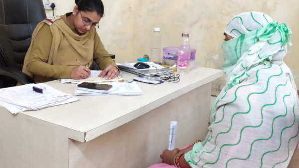 महिला ने बताया कि वीडियो वायरल करने की देते थे धमकी