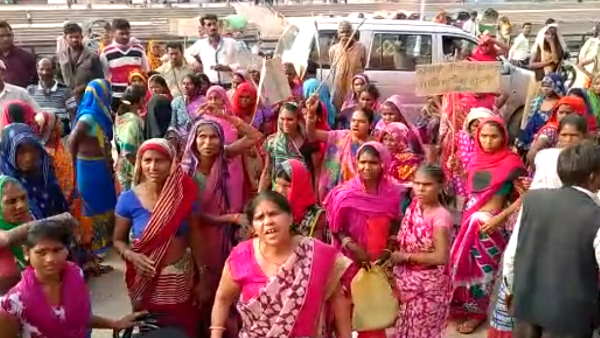 uttar pradesh chitrakoot gulabi gang member beat sampat pal uttar pradesh chitrakoot gulabi gang member beat sampat pal