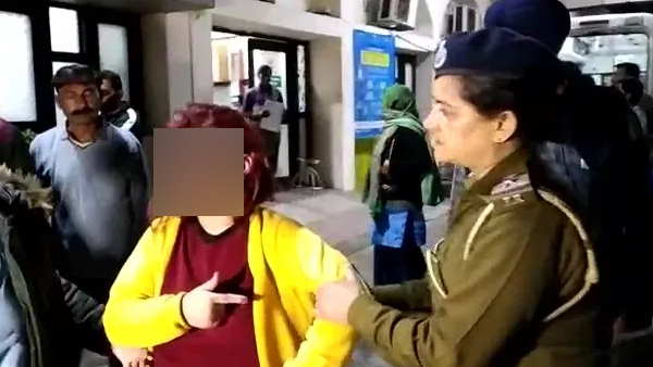युवती ने फाड़ दिए अपने कपड़े