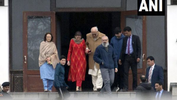 Jammu kashmir Farooq Abdullah met Omar Abdullah and Ghulam Nabi Azad Jammu kashmir Farooq Abdullah met Omar Abdullah and Ghulam Nabi Azad