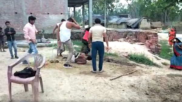 uttar pradesh raibareily goons beat daughter and father video viral uttar pradesh raibareily goons beat daughter and father video viral