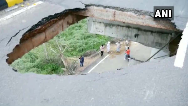 गुरुग्राम: दिल्ली-जयपुर फ्लाईओवर धंसा, 6 महीने पहले हुआ था उद्घाटन गुरुग्राम: दिल्ली-जयपुर फ्लाईओवर धंसा, 6 महीने पहले हुआ था उद्घाटन