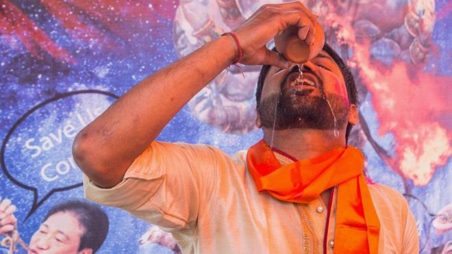 दिल्ली में हाल में गोमूत्र पीने के एक कार्यक्रम का आयोजन किया गया था दिल्ली में हाल में गोमूत्र पीने के एक कार्यक्रम का आयोजन किया गया था
